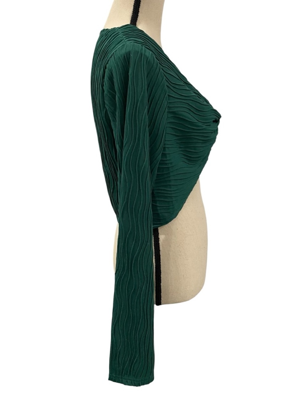 PrettyLittleThing Emerald Textured Knot Front Long Sleeve Crop Top - Picture 4 of 5